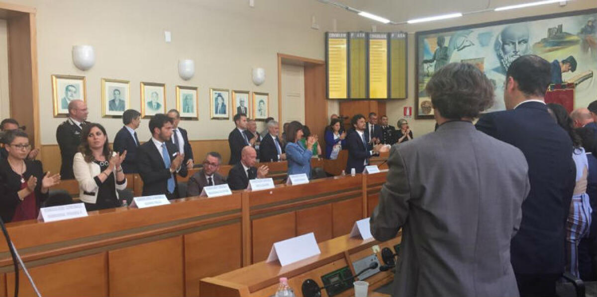 Greco giura e i leghisti non si alzano, in aula gli unici a non tributare l'omaggio formale al sindaco - 