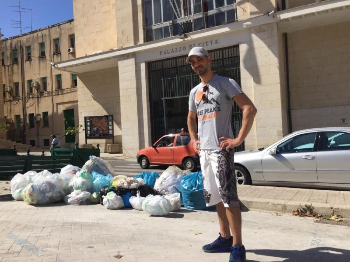 Turista porta l'immondizia davanti al Comune: "Non si può lasciare Gela sporca" - 