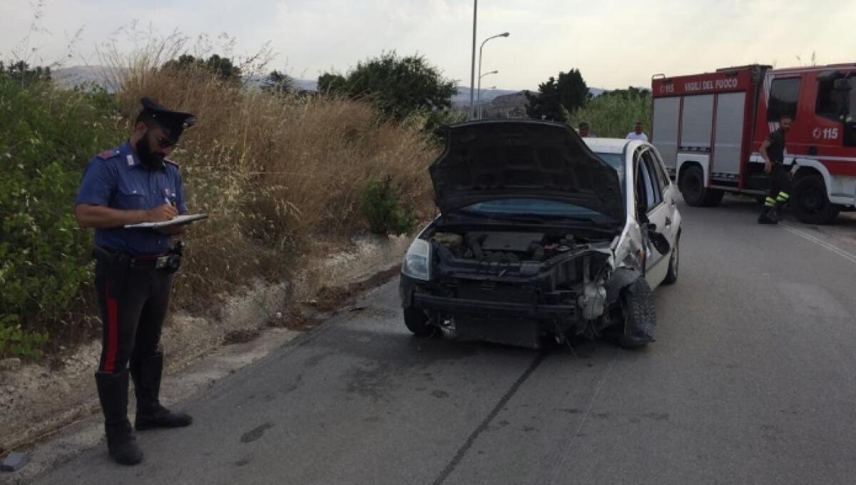 Camion perde carico a Manfria, auto in transito colpita: due feriti - Carabinieri sul posto per effettuare i rilievi
