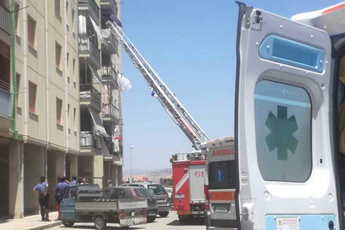 Rogo tra le case popolari del rione Marchitello, evacuata una palazzina - Il rogo in un appartamento di via Trinacria.