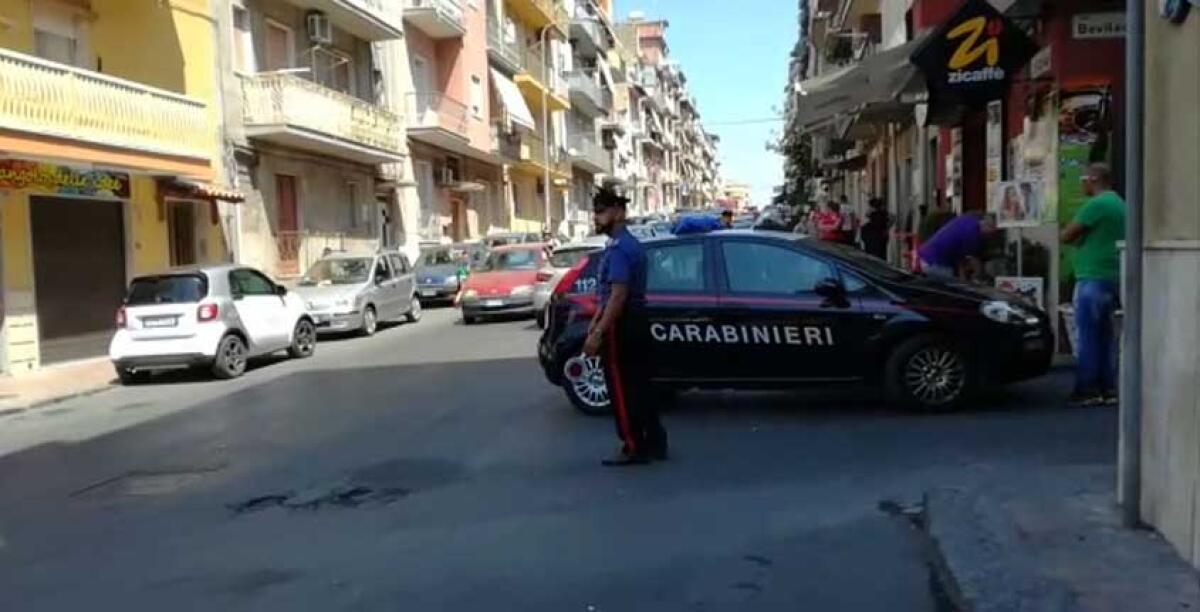 Donna trovata morta in via Lipari, sul posto i carabinieri - 