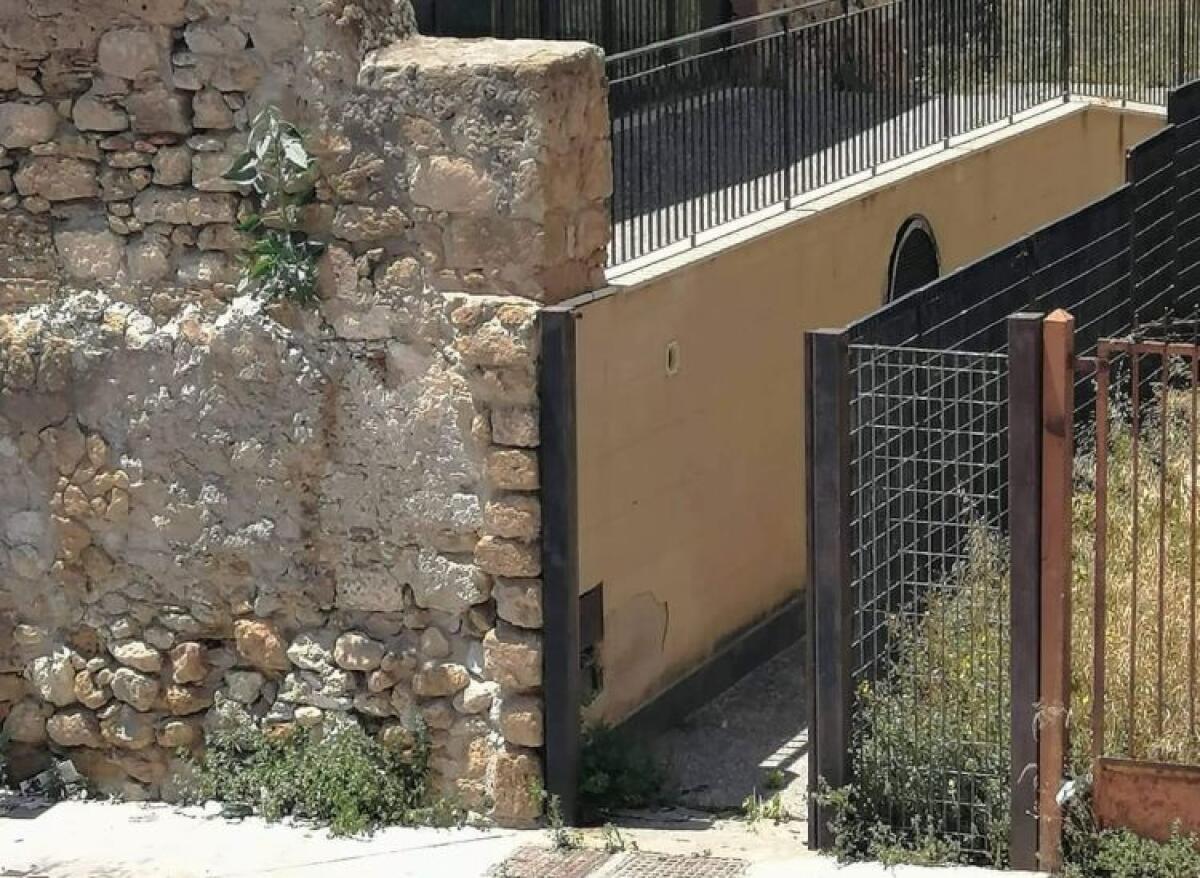Sparisce il cancello di palazzo ducale, il Comune: era pericolante - 