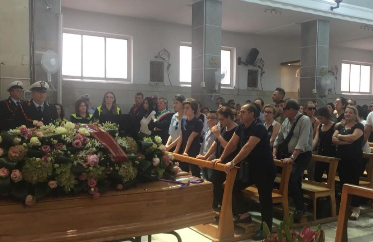 "Tiziana non ci è stata tolta ma si è trasformata", commozione ai funerali - 