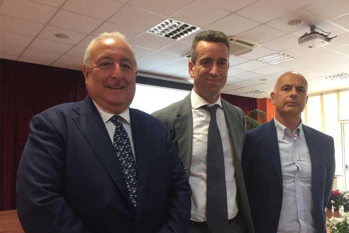 La green refinery è realtà, avvio della fabbrica preceduto da visite guidate - Da sinistra: Francesco Franchi (Presidente RaGe), Ignazio Arces (Ad RaGe), Sandro Olivieri (Syndial).