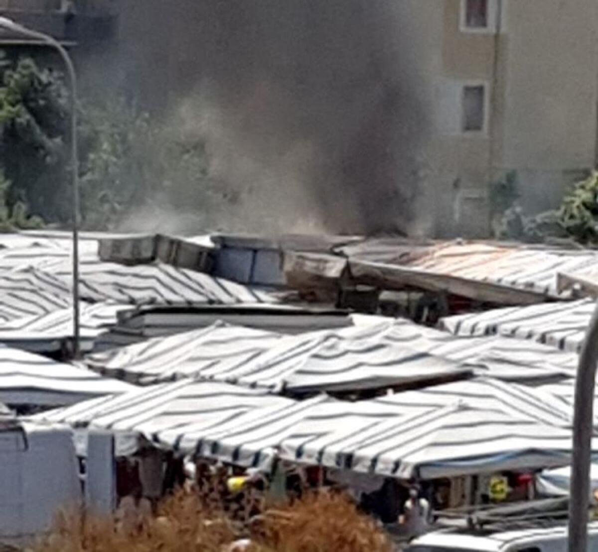 Fiamme tra le bancarelle del mercatino, ci sono forse dei feriti - 