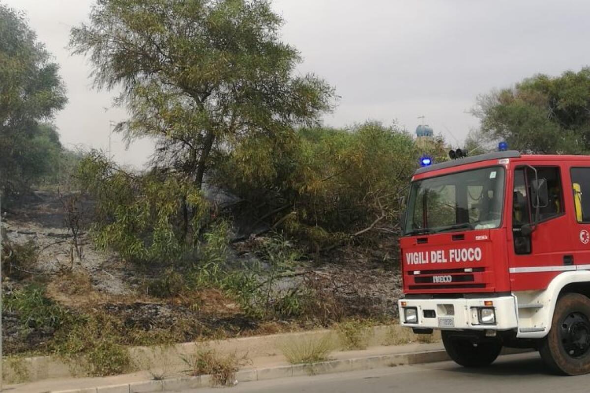 Vasto incendio di sterpaglie a Macchitella ed in via Butera, aria irrespirabile -