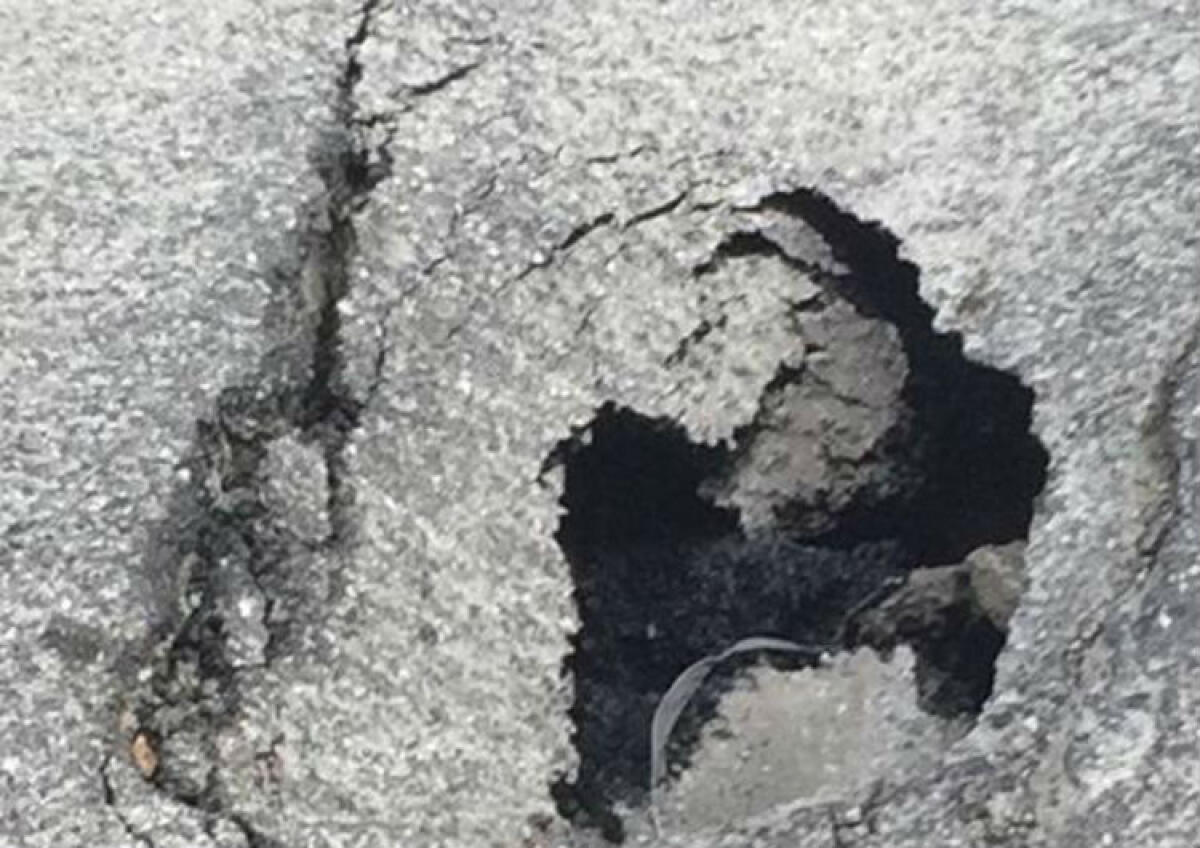 Cade a terra per una buca in strada, donna incinta ha rischiato di perdere il bambino - 