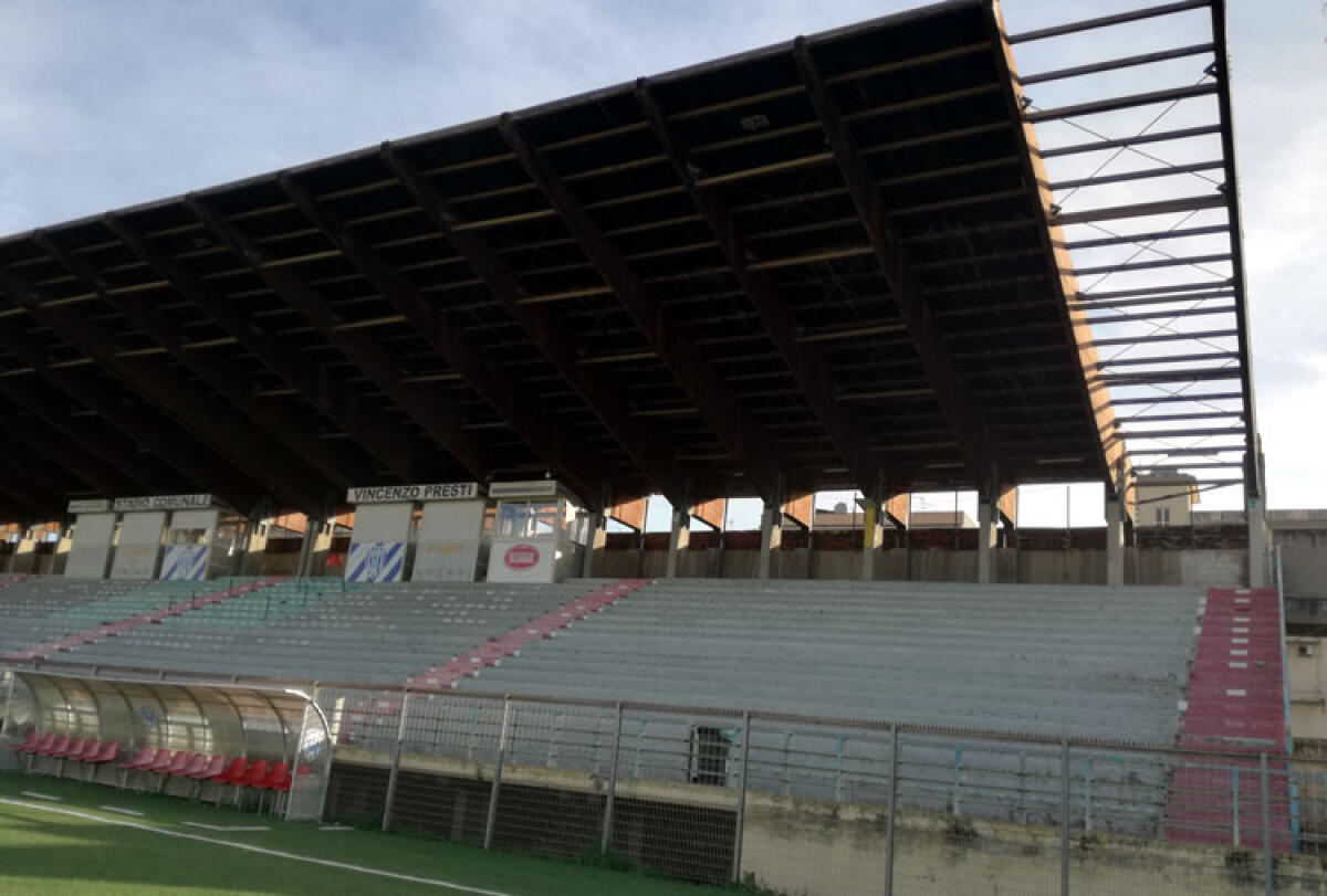 Stadio chiuso, proprietà Gela Calcio vuole essere risarcita: azione da 4 milioni contro Comune - La tribuna dello stadio "Presti"