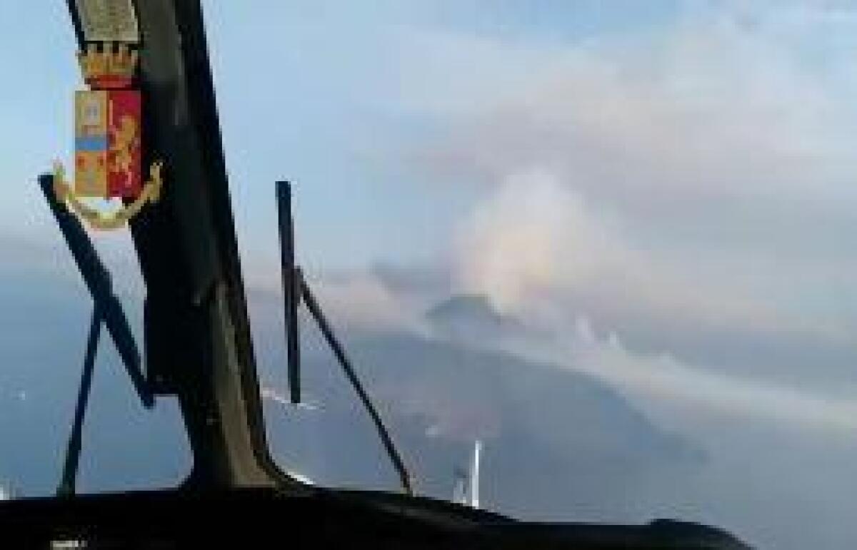 STROMBOLI, DOPO L'EMERGENZA SI SPENGONO GLI ULTIMI FOCOLAI - 