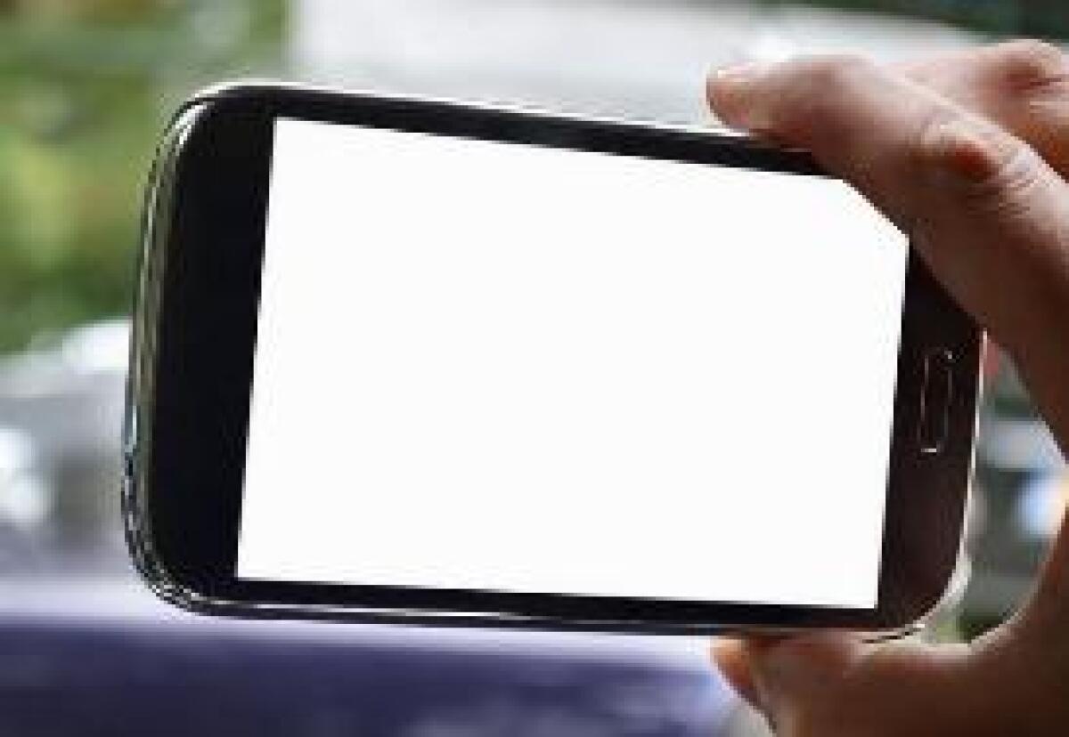 INCOLLATI ALLO SMARTPHONE ANCHE D'ESTATE, È ALLARME VISTA - 