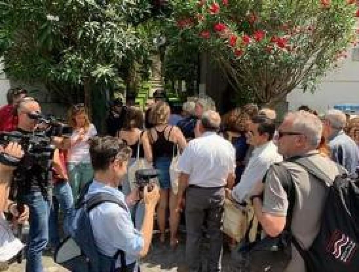 FOLLA PER L'ULTIMO SALUTO A CAMILLERI AL CIMITERO ACATTOLICO DI ROMA - 