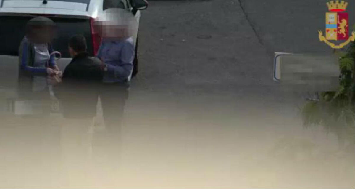 Padre e figlio accusati di estorsione, vittime richieste chiedono di costituirsi parti civili - Uno degli incontri ripreso dai poliziotti