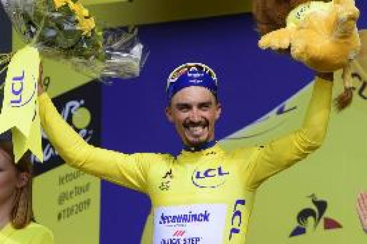 VAN AERT BEFFA VIVIANI IN VOLATA AL TOUR, ALAPHILIPPE ALLUNGA - 
