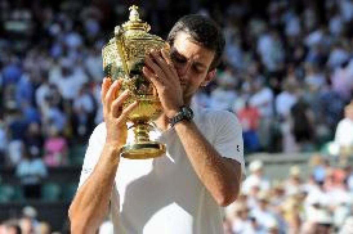 SPETTACOLO A WIMBLEDON, DJOKOVIC BATTE FEDERER IN FINALE - 