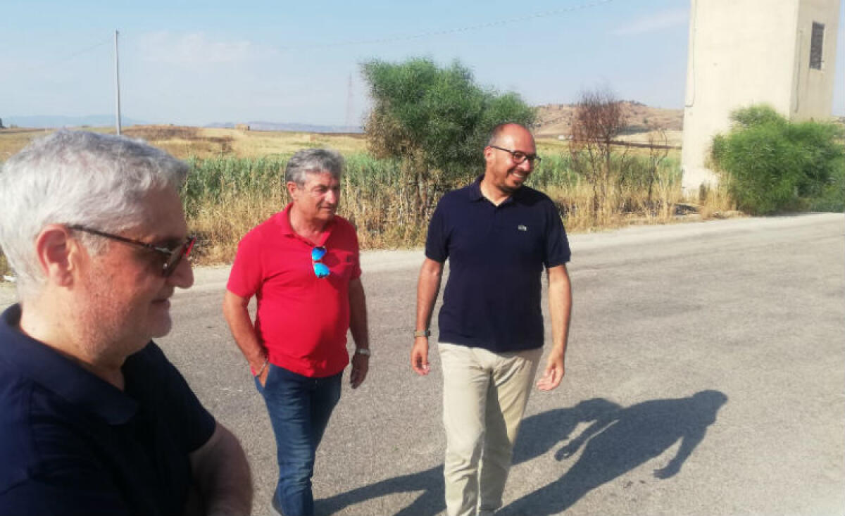 "Caso" Gela, malati e morti, Farruggia ad Arancio: "Se ne accorge oggi? Sono basita" - Faraone, Arancio e il consigliere comunale Gaetano Orlando durante il sopralluogo all'ex discarica Cipolla