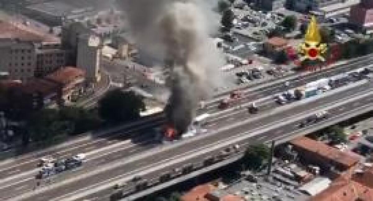 TIR IN FIAMME SU RACCORDO BOLOGNA, UN MORTO -