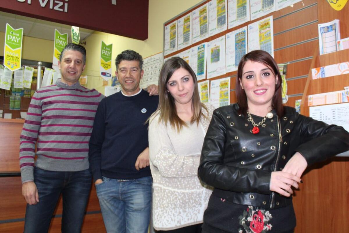 La Dea Bendata bacia 17 operai, vincono 170 mila euro al Superenalotto - 