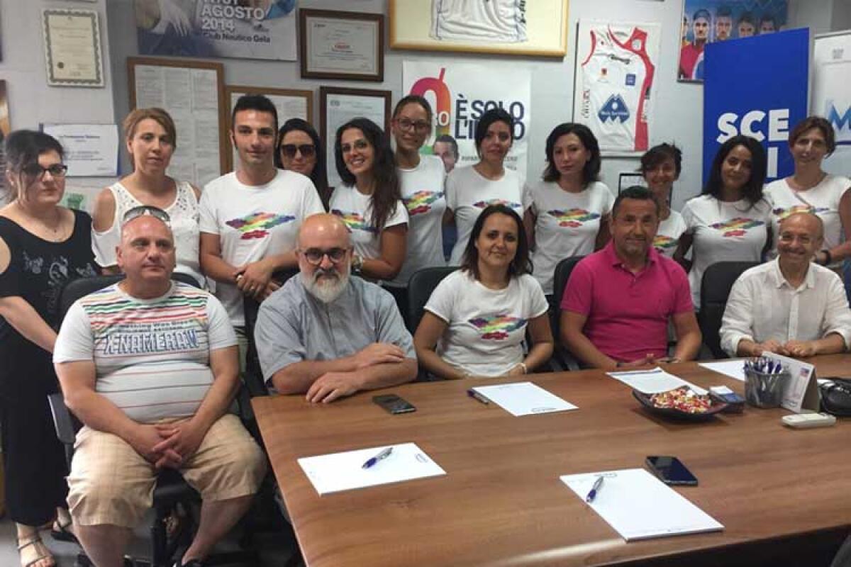 Autismo in aumento, imprenditore Melfa tampona l'assenza della sanità pubblica - L'imprenditore Maurizio Melfa con i responsabili del grest speciale per 14 bambini autistici.