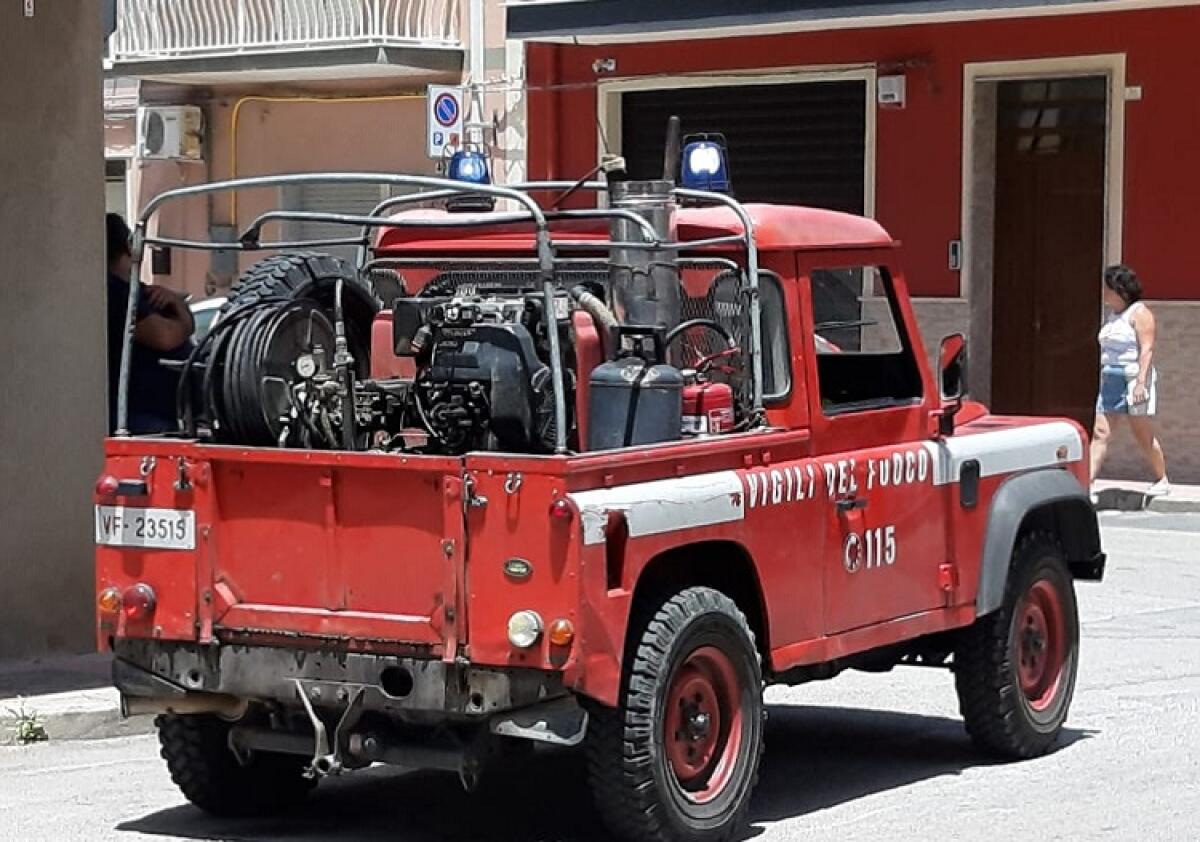 Il video della bombola in fiamme lanciata dal secondo piano - 