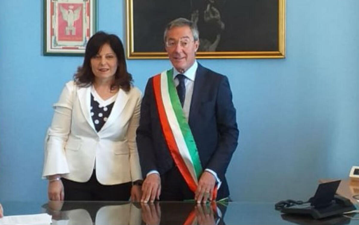 Emessa l'ordinanza per riaprire Timpazzo, riprende la raccolta rifiuti - L'assessore Grazia Robilatte ed il sindaco Lucio Greco. 