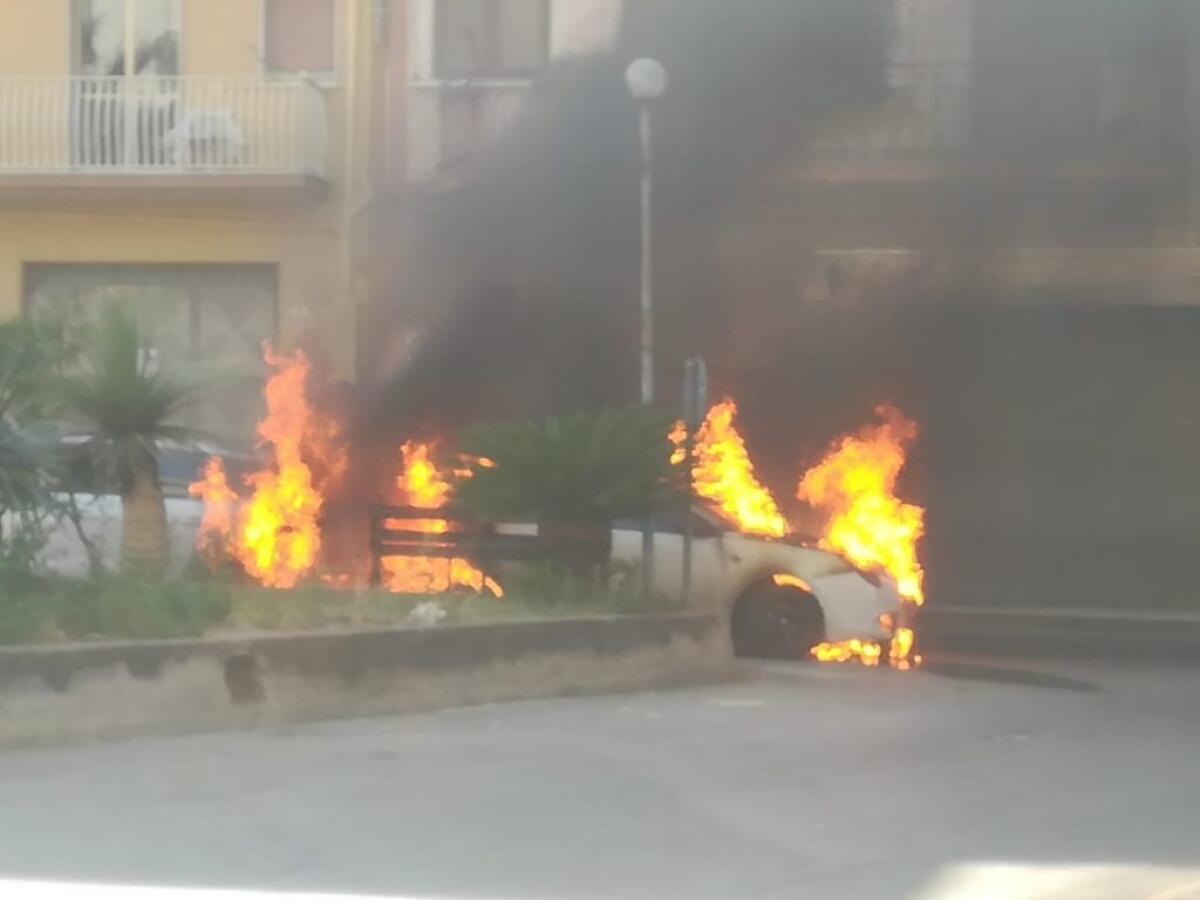Inferno di fuoco, due auto in fiamme nel pomeriggio: incendi anche nella notte - Le auto avvolte dalle fiamme 