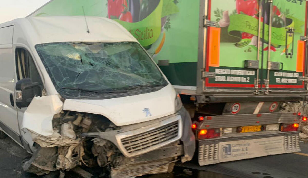 Schianto stradale sulla 117 bis, due mezzi coinvolti: ci sono feriti - I due mezzi hanno impattato sulla 117 bis