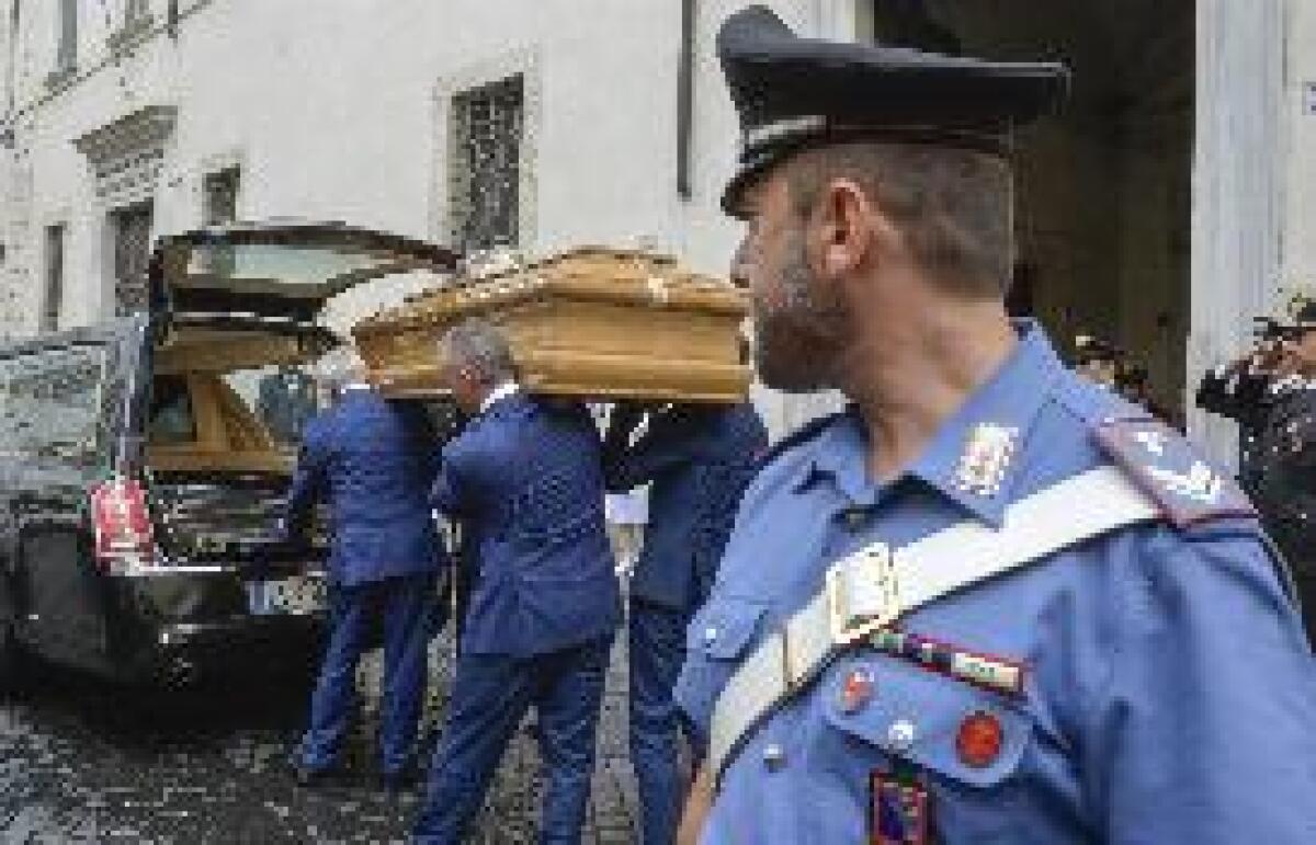 FOLLA E COMMOZIONE AI FUNERALI DEL VICEBRIGADIERE UCCISO - 