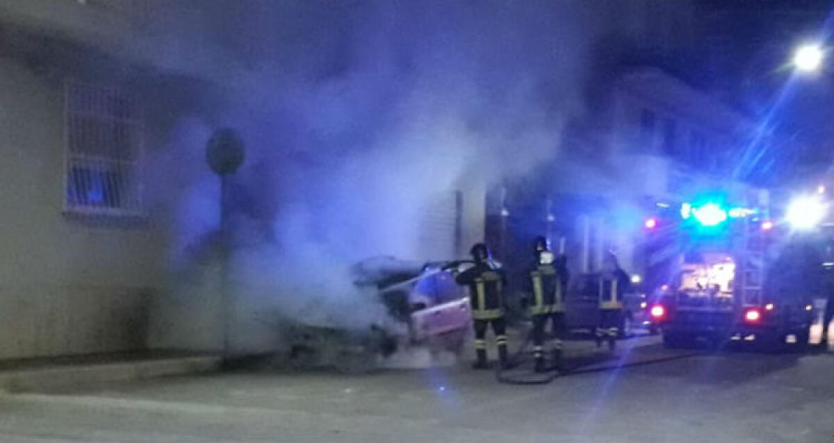 Fiamme ad un'automobile, rogo in via Metastasio - (foto archivio)