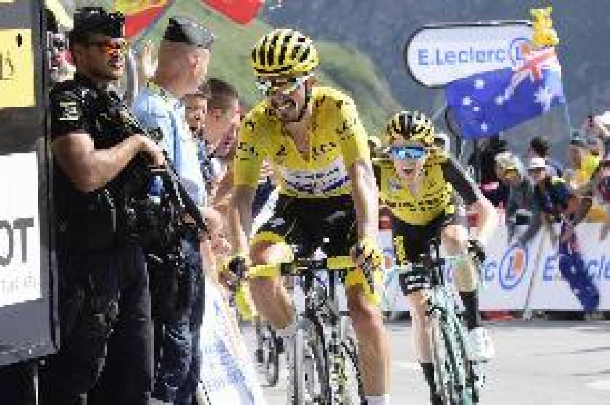 SIMON YATES BRILLA SUI PIRENEI, ALAPHILIPPE TREMA MA RESTA IN GIALLO - 