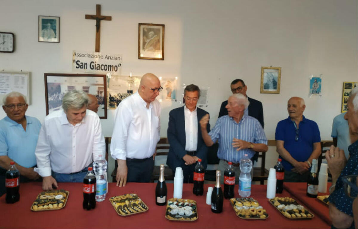 Sindaco a San Giacomo, ha incontrato residenti e parroco: "Vogliamo conoscere le vere istanze della città" - L'incontro nel quartiere