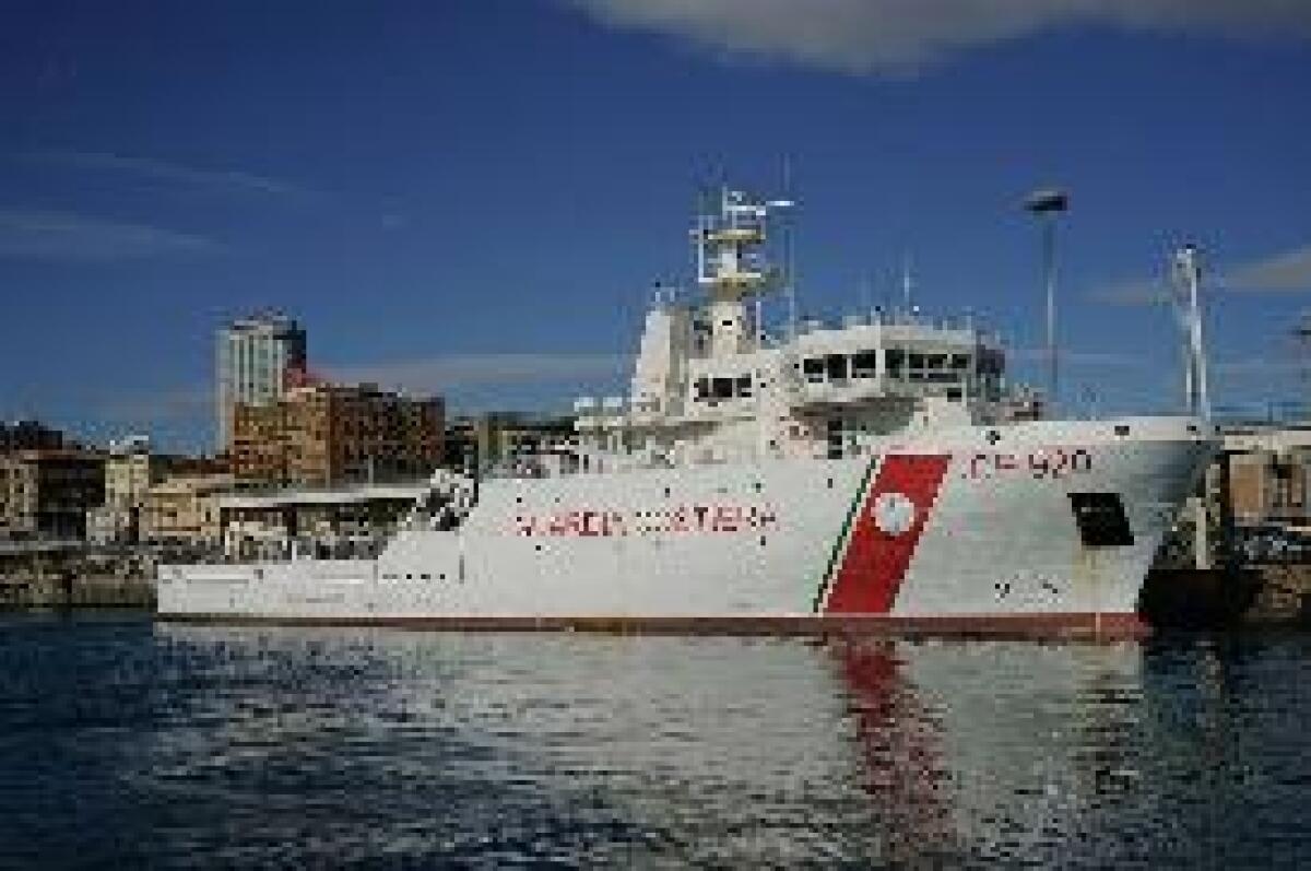 IMMIGRAZIONE, NAVE GREGORETTI DAVANTI AL PORTO DI CATANIA - 