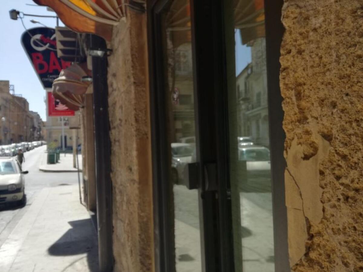 Torna in azione la banda dell'ariete, furto in un bar di via Cairoli - 