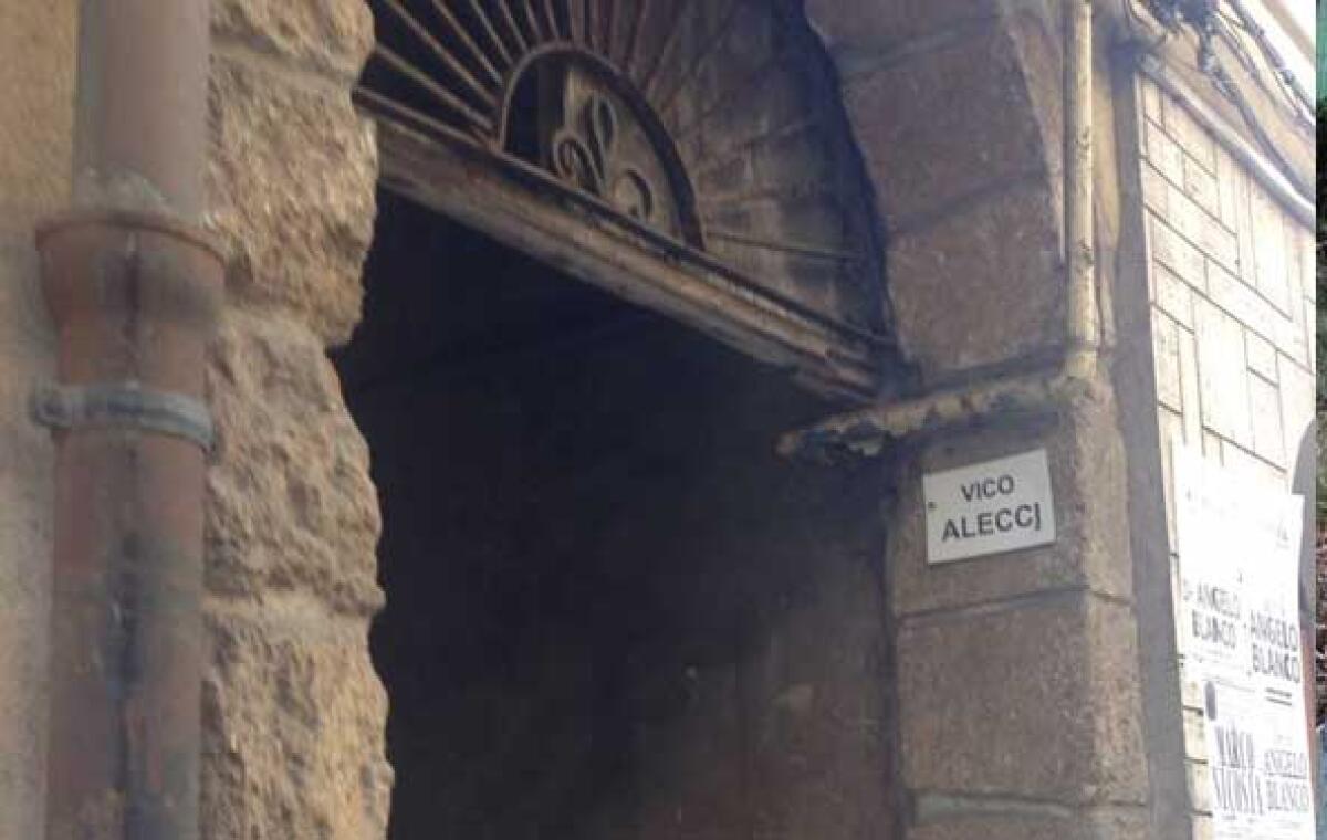 Vendesi appartamento in vico Alecci, restaurato e indipendente - L'ingresso da vico Alecci