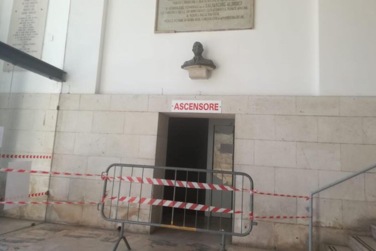 Comune, si staccano pezzi di marmo dalla cornice della targa dedicata ad Aldisio - 