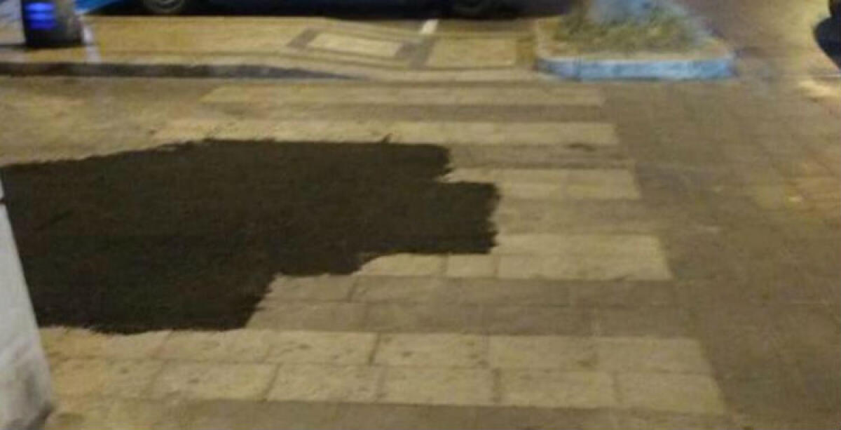 Asfalto sulle basole in corso Aldisio, amministrazione corre ai ripari: "Verrà rimosso" - L'asfalto ricopre le basole