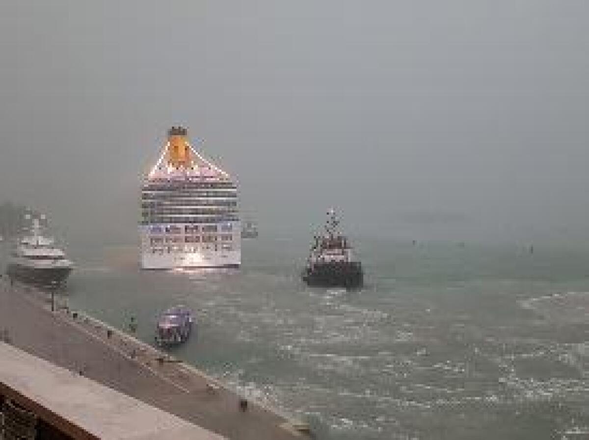 NAVE DA CROCIERA SBANDA A VENEZIA E RISCHIA INCIDENTE - 