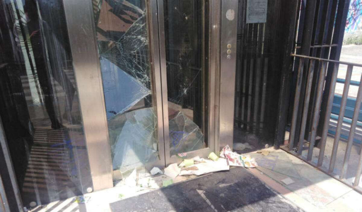 Ascensore distrutto, cabina sfondata e rifiuti: avrebbe dovuto collegare centro e via Scontrino - Cabina sfondata e rifiuti
