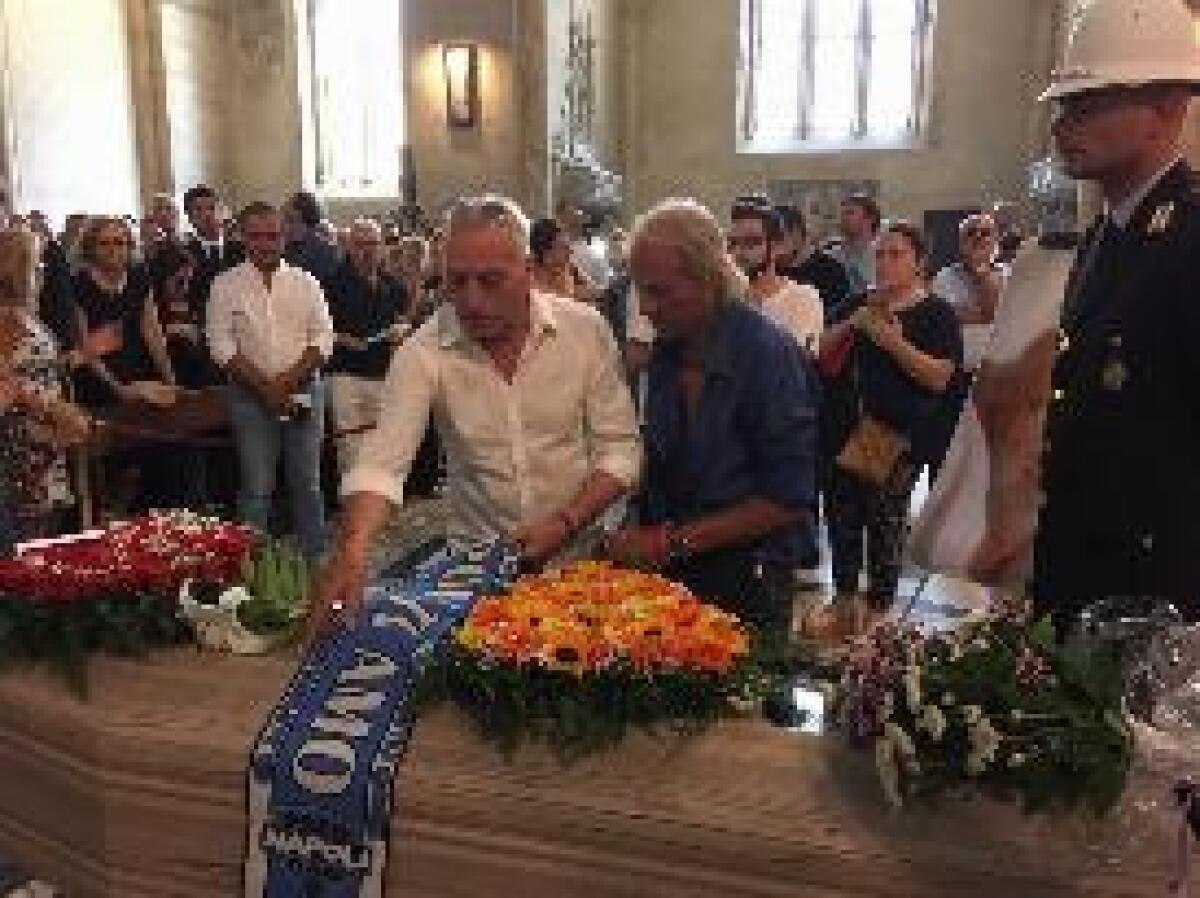 FOLLA E COMMOZIONE A NAPOLI PER ADDIO A DE CRESCENZO - 