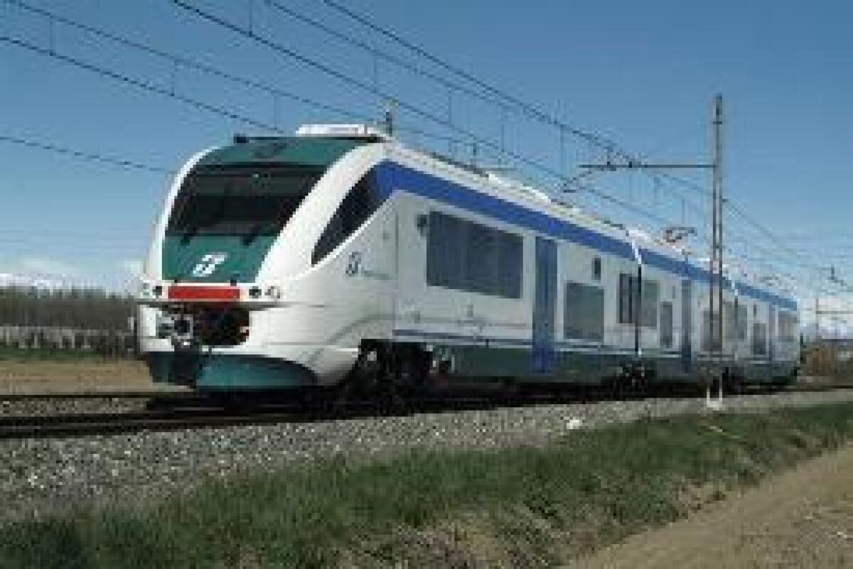 TRAFFICO FERROVIARIO IN TILT PER UN INCENDIO, RITARDI E CANCELLAZIONI -