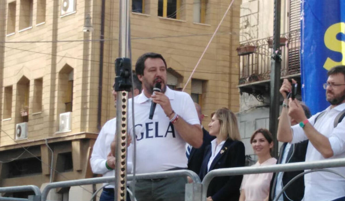 Una raccolta firme della Lega in piazza per conoscere la verità su Bibbiano - Salvini sul palco di piazza Umberto I durante la campagna elettorale delle amministrative