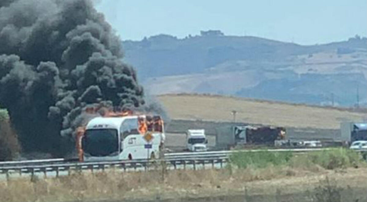 Bus in fiamme sulla Gela-Catania, c'erano passeggeri a bordo: sono riusciti a scendere in tempo - 