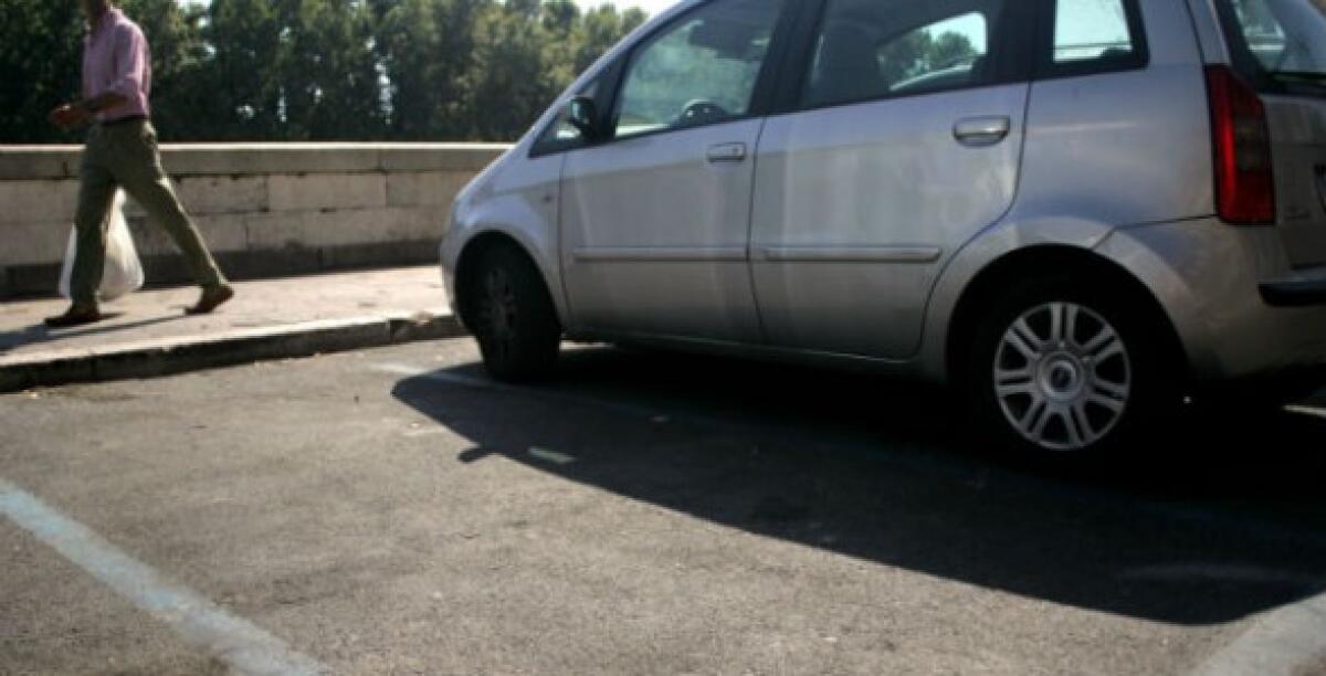 Niente modifiche immediate al regolamento strisce blu, salta consiglio: servono verifiche - 