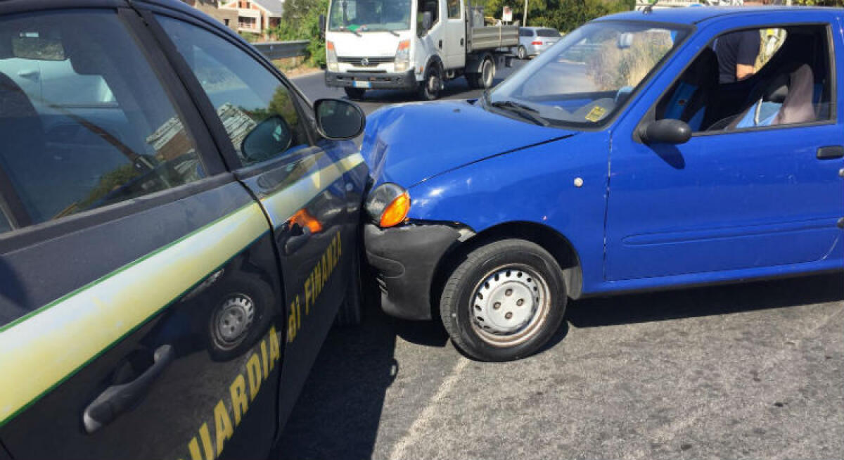 Caos in via Licata, impatto tra scooter e moto: tamponata anche vettura guardia di finanza - La Fiat 600 contro la vettura della guardia di finanza