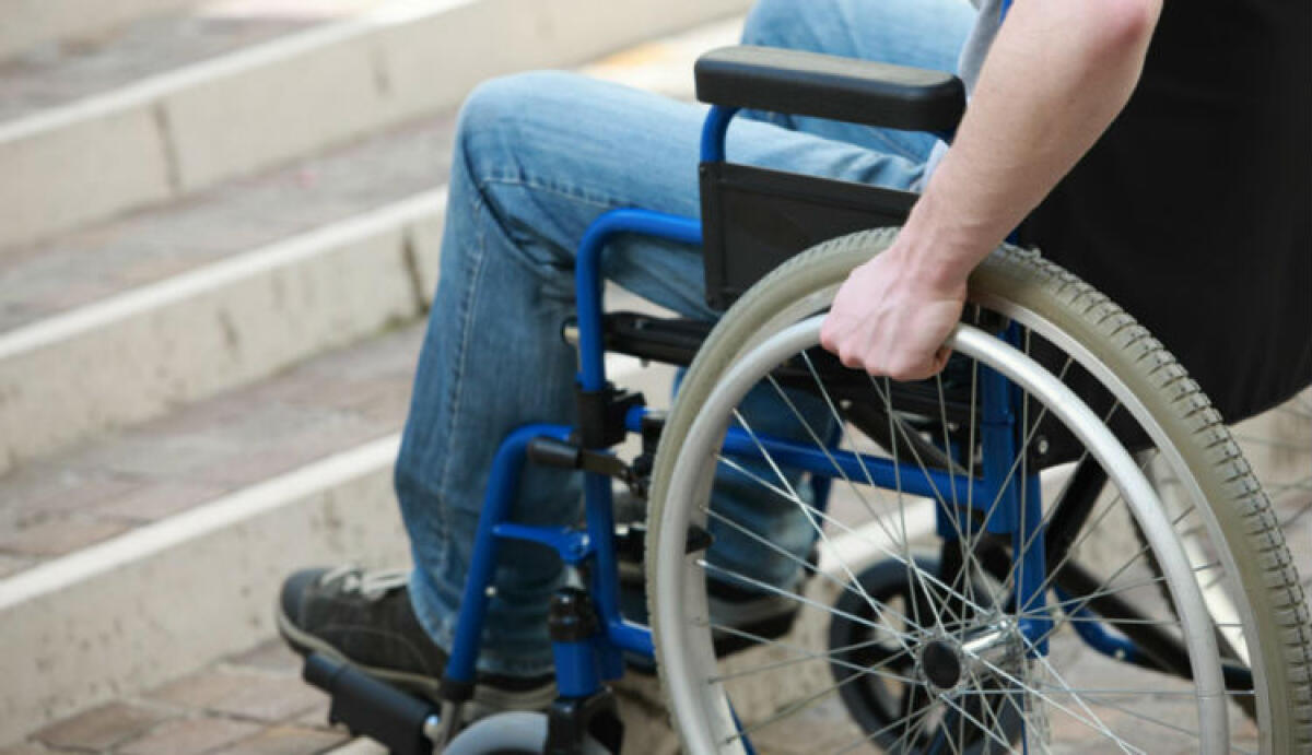 Centri diurni e servizi che non ci sono, sit in dei disabili in via Madonna del Rosario - 