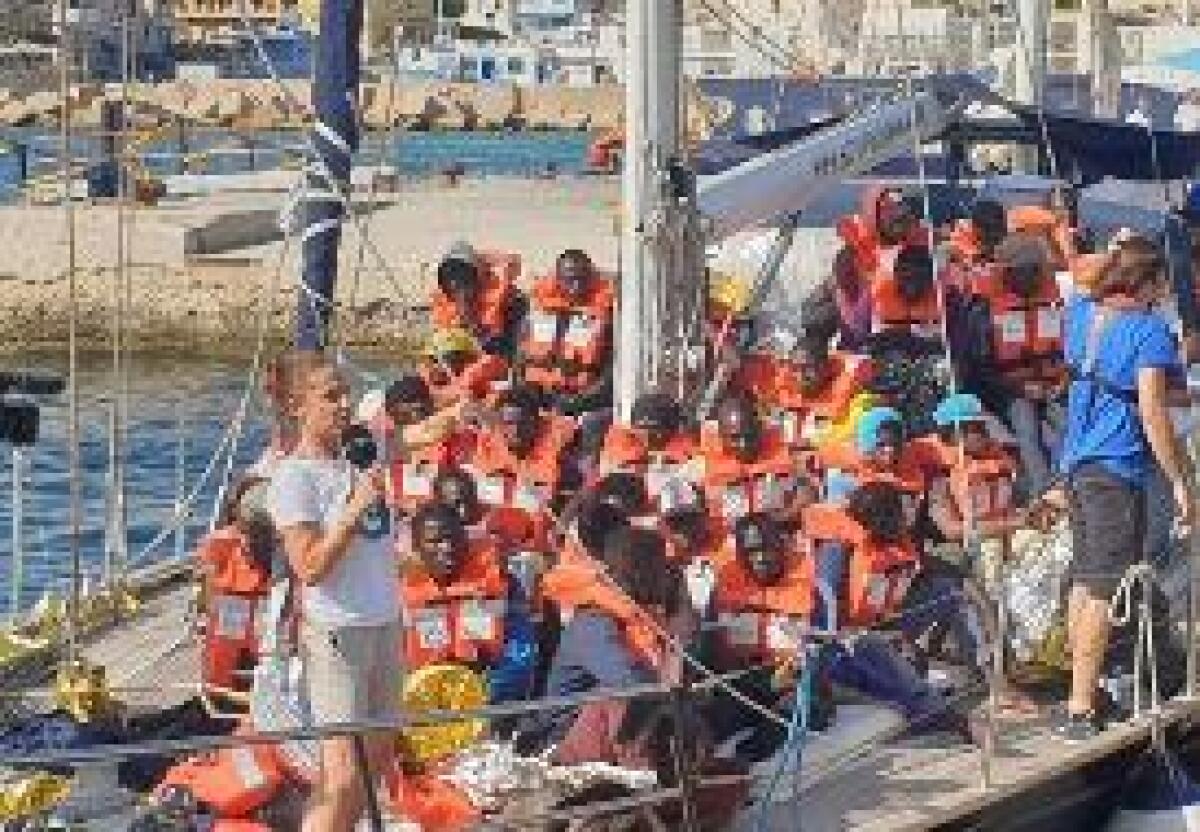 LA NAVE ALEX ATTRACCA AL PORTO DI LAMPEDUSA - 