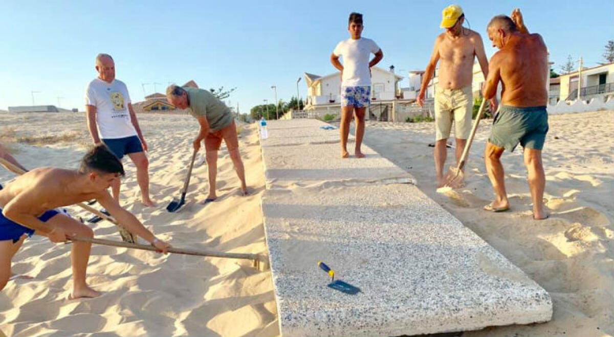 Passerelle per l'accesso al mare impraticabili, a Manfria cittadini intervengono - I cittadini hanno spesso provveduto agli interventi