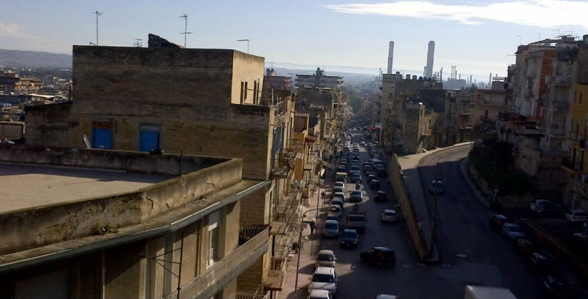 Emissioni e odori anomali, un'app per segnalarli: rete Regione-Arpa nelle aree a rischio - 