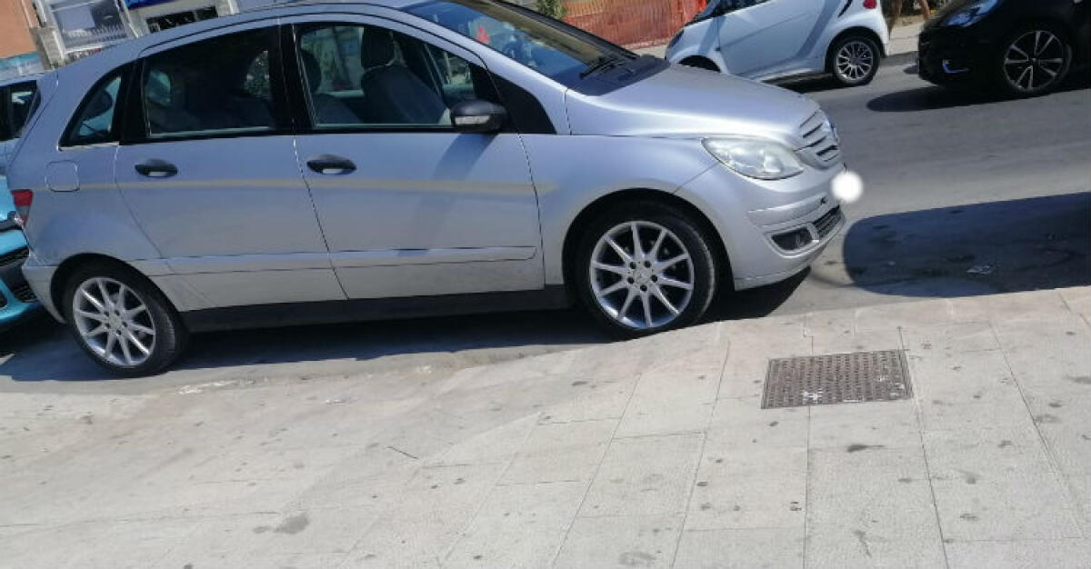 "Accessi disabili bloccati e sporcizia", appello del sindacalista: "Germogli coscienza sociale" - Un'auto parcheggiata davanti ad un accesso per disabili sul lungomare
