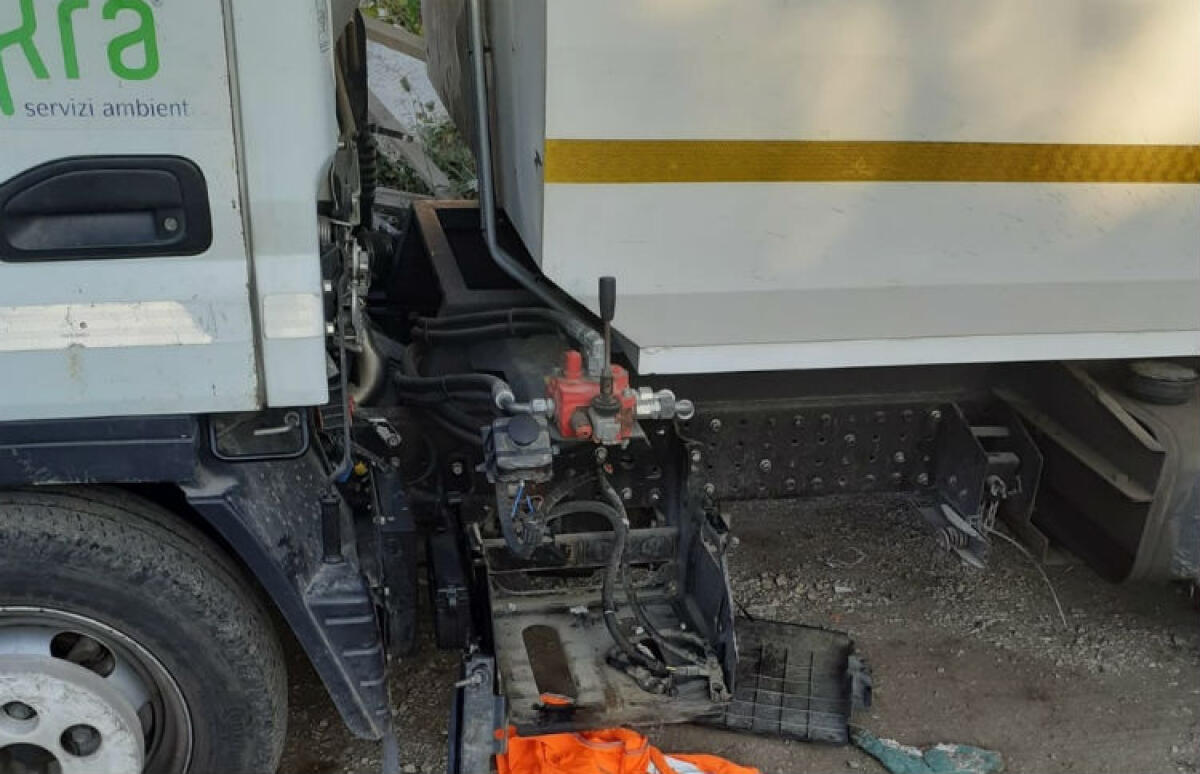 Tekra presa di mira? Dopo il maxi rogo altri trenta mezzi danneggiati a Giugliano - Almeno trenta mezzi danneggiati a Giugliano