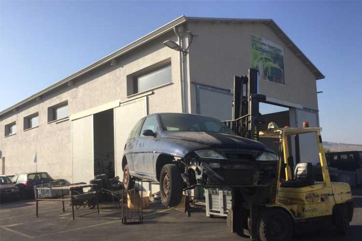 Autodemolizione 4.0, dal riciclo di computer e cucine nascono nuove auto ibride - Sullo sfondo il capannone nell'area industriale di Butera della società Autodemolizione Chimera, leader nello smaltimento e riciclo di materie prime.